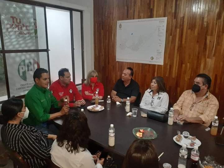 tonomorales_7's tweet photo. Recibimos en el @PRIDurangoMpal a nuestro presidente estatal @yanez_arturo 
Grandes saldos electorales en la capital del estado y ahora a planear lo que se viene. 
Hoy más que nunca !! Que viva el PRI 😀 Va X Durango ✌️ https://t.co/KwyxNwjKgT