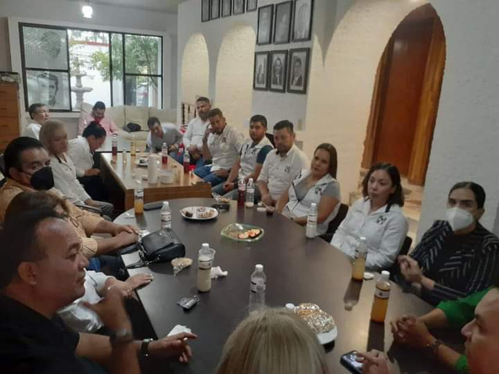 tonomorales_7's tweet photo. Recibimos en el @PRIDurangoMpal a nuestro presidente estatal @yanez_arturo 
Grandes saldos electorales en la capital del estado y ahora a planear lo que se viene. 
Hoy más que nunca !! Que viva el PRI 😀 Va X Durango ✌️ https://t.co/KwyxNwjKgT