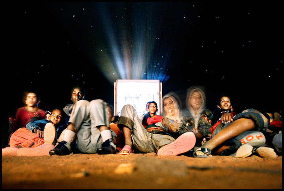 nomadshrc's tweet image. 📌@FiSahara es un festival anual de cine 🎞️, cultura y #DDHH que se celebra en los campamentos de refugiadxs 🇪🇭. Es uno de los festivales de cine ➕remotos del 🌍, que reúne a la población con cineastas y visitantes. Este año del 11 al 16 octubre bajo el lema #Descolonicemos‼️