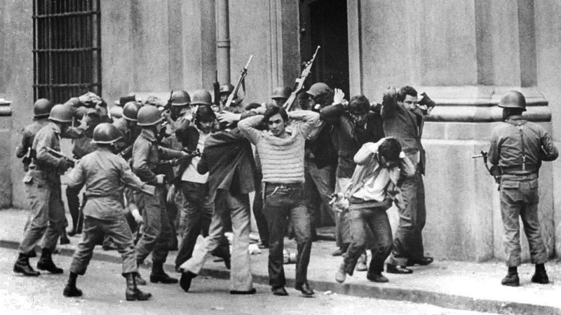 PaisEsponja's tweet photo. En la franja del "Rechazo" varias veces se escuchó la frase: "Una constitución escrita con rabia". Bueno, déjenme decirles que la constitución que nos rige hasta el día de hoy fue escrita entre cuatro paredes y después de esto: #FranjaElectoral https://t.co/qK17PUM22X