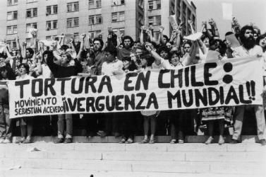 PaisEsponja's tweet photo. En la franja del "Rechazo" varias veces se escuchó la frase: "Una constitución escrita con rabia". Bueno, déjenme decirles que la constitución que nos rige hasta el día de hoy fue escrita entre cuatro paredes y después de esto: #FranjaElectoral https://t.co/qK17PUM22X