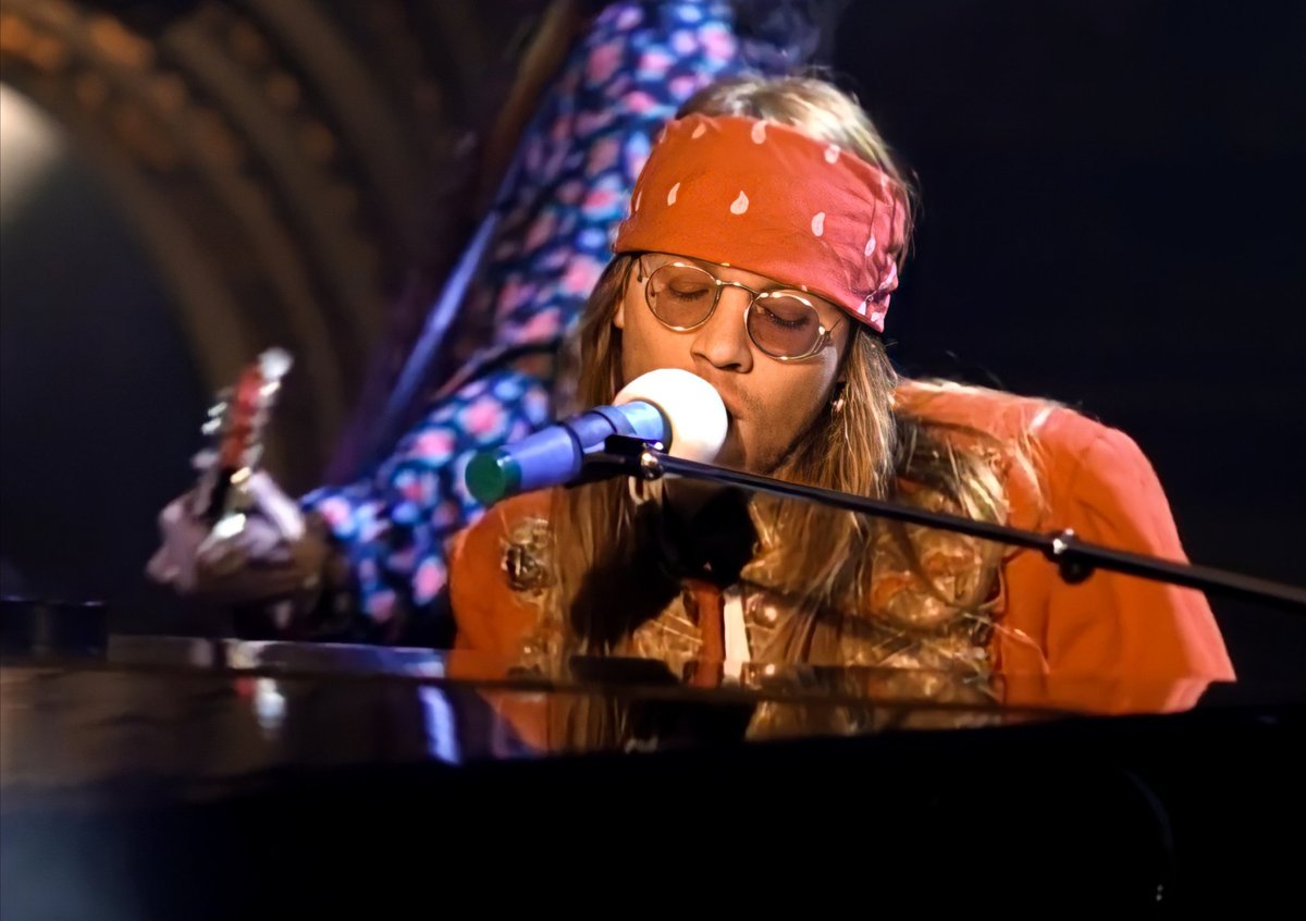 ROCKCLASIC0's tweet image. &quot;Nothing lasts forever and we both know hearts can change&quot;.

Guns N&apos; Roses - November Rain.