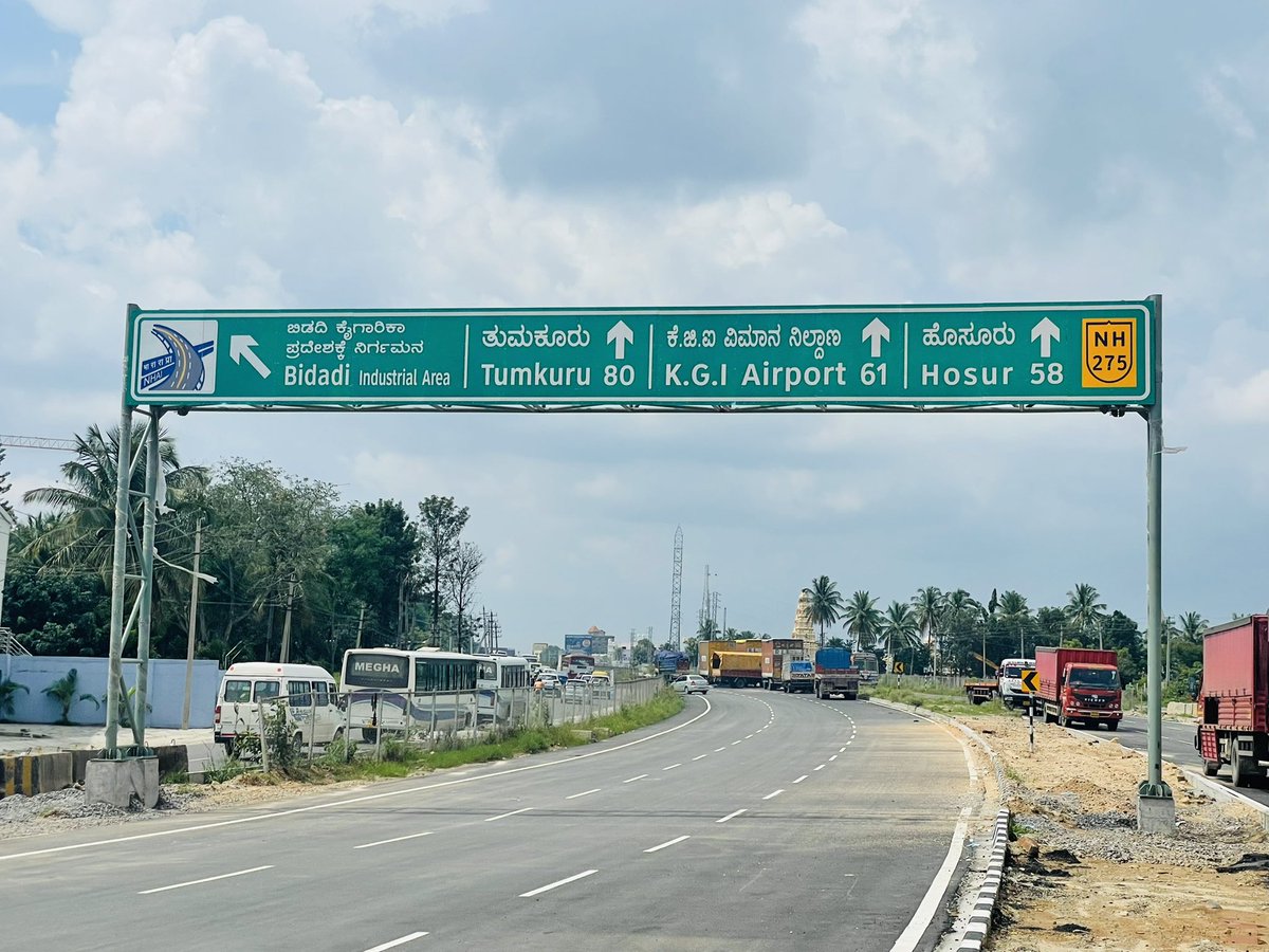 mepratap's tweet image. 1969ರಲ್ಲಿ ತ್ರಿಭಾಷಾ ಸೂತ್ರ ತಂದು ಹಿಂದಿಯನ್ನು ಪ್ರೋತ್ಸಾಹಿಸಿದ್ದು ಇಂದಿರಾ ಗಾಂಧಿ. ಆದರೆ ನಮ್ಮ ಪ್ರಧಾನಿ ಮೋದೀಜಿ ಪ್ರಾದೇಶಿಕ ಭಾಷೆಗಳಿಗೆ ಗೌರವ ಕೊಡುವ ವ್ಯಕ್ತಿ. ಮೈಸೂರು-ಬೆಂಗಳೂರು ಹೆದ್ದಾರಿಯಲ್ಲಿ ಕನ್ನಡಕ್ಕೆ ಮೊದಲ ಆಧ್ಯತೆ, ನಂತರ ಇಂಗ್ಲಿಷ್ ಭಾಷೆಯಲ್ಲಿ ಮಾರ್ಗ ಸೂಚಕಗಳಿರುತ್ತವೆ. #ನಮ್ಮಕನ್ನಡ ನಮ್ಮಉಸಿರು #ನಮ್ಮಮೋದಿ ನಮ್ಮಹೆಮ್ಮೆ