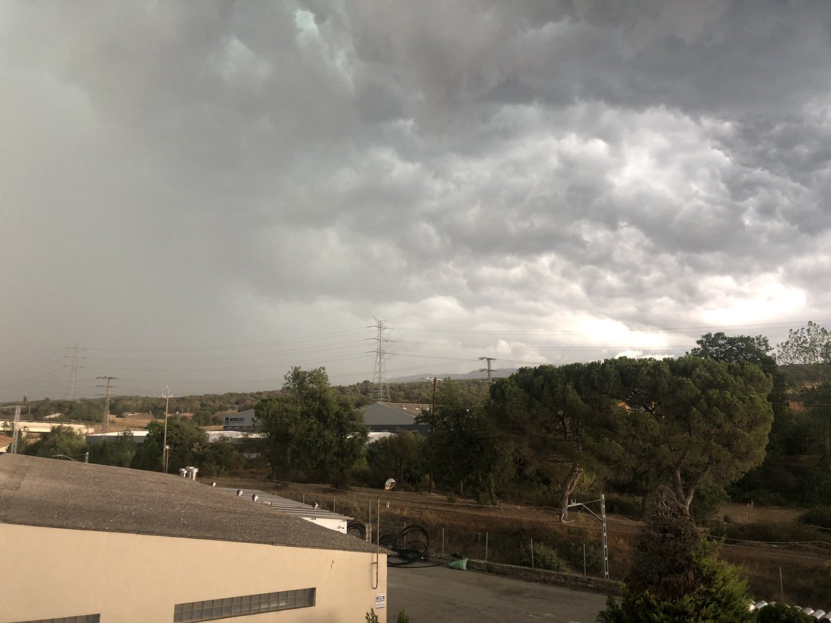 jrgallifa's tweet photo. S’acosta la tormenta…
#espaiterratv3 #espaitempstv3 #paisatgesde_catalunya #raconsde_catalunya #osona @eltempstv3 #ElTempsTV3 @TomasMolinaB @eloicordomi @osona @AlfredRPico @SoniaPapell @Cat_Meteo  @MeteoMauri @Meteoralia @linformatiu @324cat @transit @meteocat @arameteo https://t.co/u4My9PKEXg