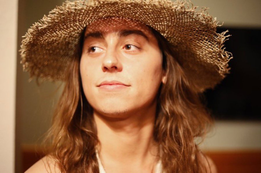 slcherryy's tweet photo. OH MY GOD THE HAT https://t.co/Mi5GP3mLOF