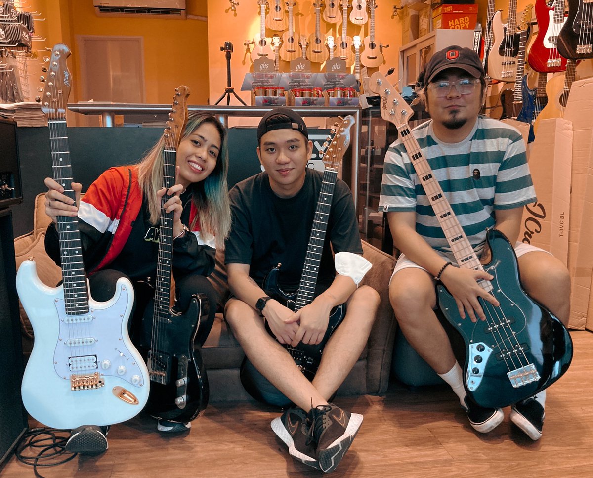 CHNDTR's tweet photo. Readyyyy for #Tayotayotour2022 later! 📌 First Leg: SJDM Bulacan! See yah!
Thank you palagiiiii #JollyMusic for these new guitars and bass sheeesh ⚡️🤘🏻⛈ #jcraft #jcraftvintageseries https://t.co/hHWN3V1qxq