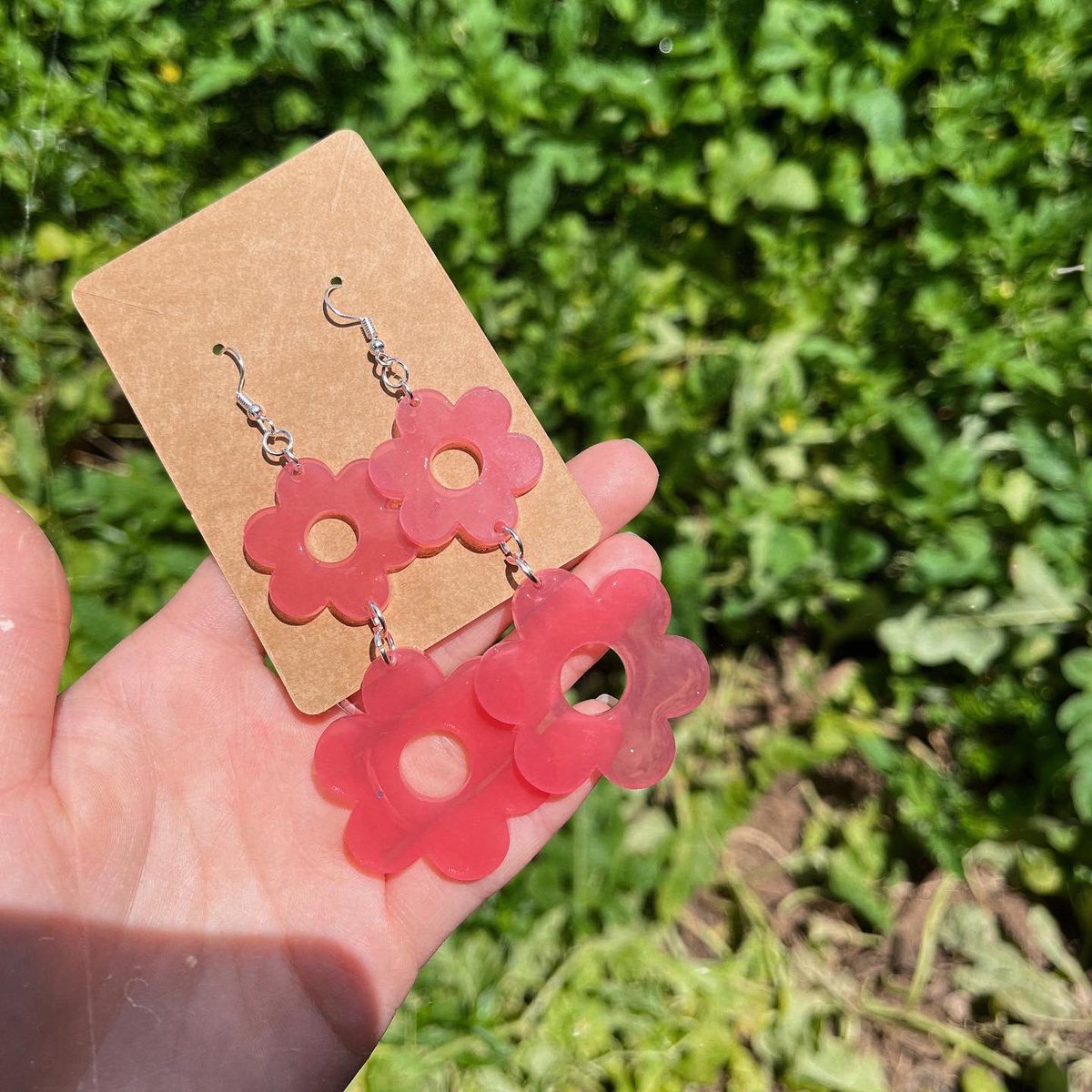 frogfairymakes's tweet photo. Some pink flowers over our watermelon garden def giving watermelon vibes 🍉🤍🐸🧚🏼♂️
This pair is availible for $11 or $16 w shipping! DM to claim 🌙✨
#flowers #dmtoclaim #resinart #resinartist #resin #resinjewelry #forsale #smallbusiness #shop https://t.co/FjzudYMRWe