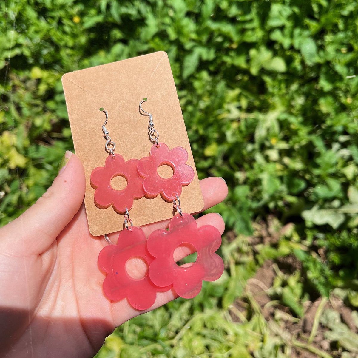 frogfairymakes's tweet photo. Some pink flowers over our watermelon garden def giving watermelon vibes 🍉🤍🐸🧚🏼♂️
This pair is availible for $11 or $16 w shipping! DM to claim 🌙✨
#flowers #dmtoclaim #resinart #resinartist #resin #resinjewelry #forsale #smallbusiness #shop https://t.co/FjzudYMRWe