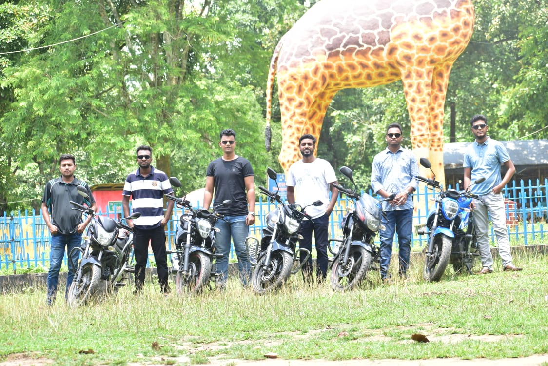 বন্ধুদের সাথে আনন্দ ময় কিছু মুহুর্ত
