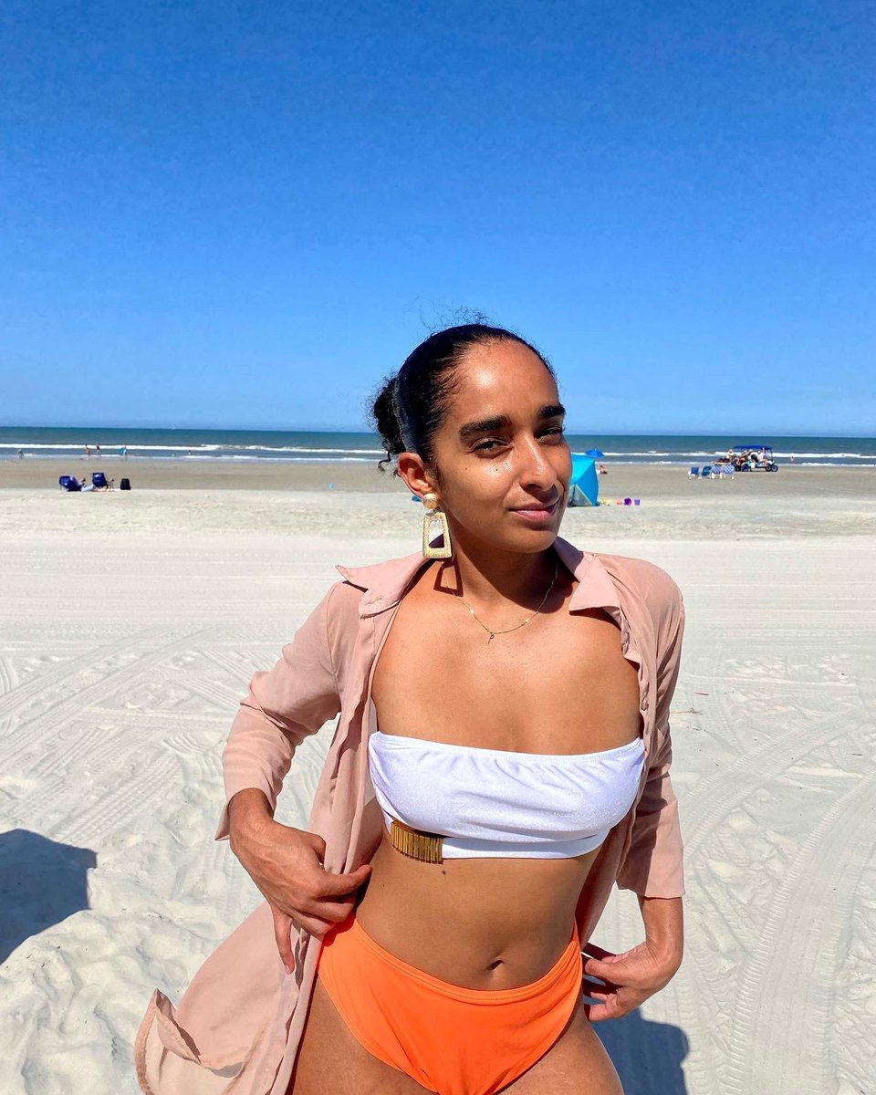 _Clamperl's tweet image. Fuck that, look at shorty, she a little cutie yo