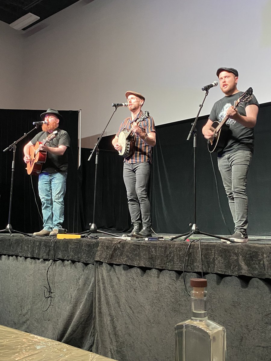 ScottGillingham's tweet photo. The fun @Folklorama continued last night with stops at Ireland, Scotland and Portugal. #wpgpoli #folkorama https://t.co/fjqJ4ExkbC