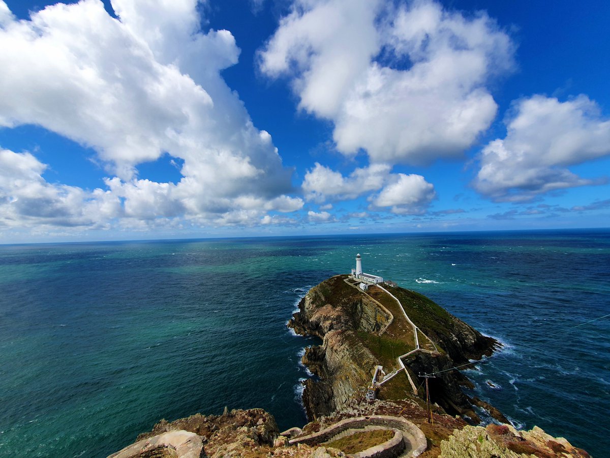 c_duigan's tweet photo. Overheard on #SouthStack #Anglesey: "Just one step at a time, babes!" 🧕🦶🚶♀️🙂#mottoforlife
#Wales #YnysMôn #400steps #girlpower #yeswecan https://t.co/qVvo7a2dhb