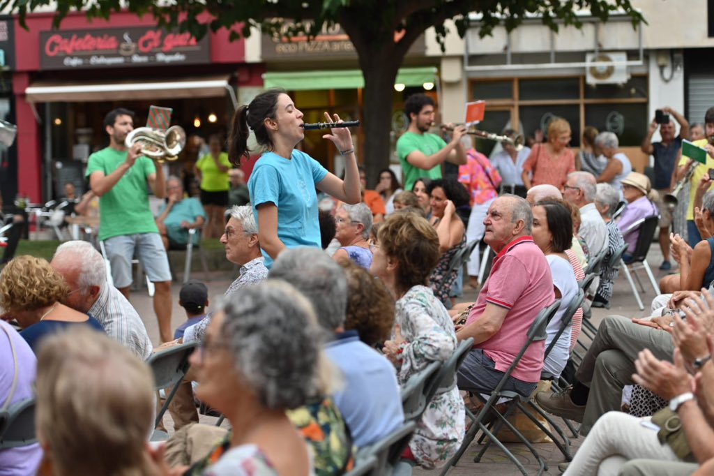 ambsodecobla's tweet photo. 🎶Els vilatutusins i les vilatutusines s’estan preparant per celebrar els #JJOO de la vila de Tututs, començant pels actes de benvinguda, seguint amb uns jocs ben originals i … #Sssht! què més passarà? Ho decobrim #AmbSoDeCobla amb la @CoblaBisbalJove a #Palamós! https://t.co/I4lgeRbj1n