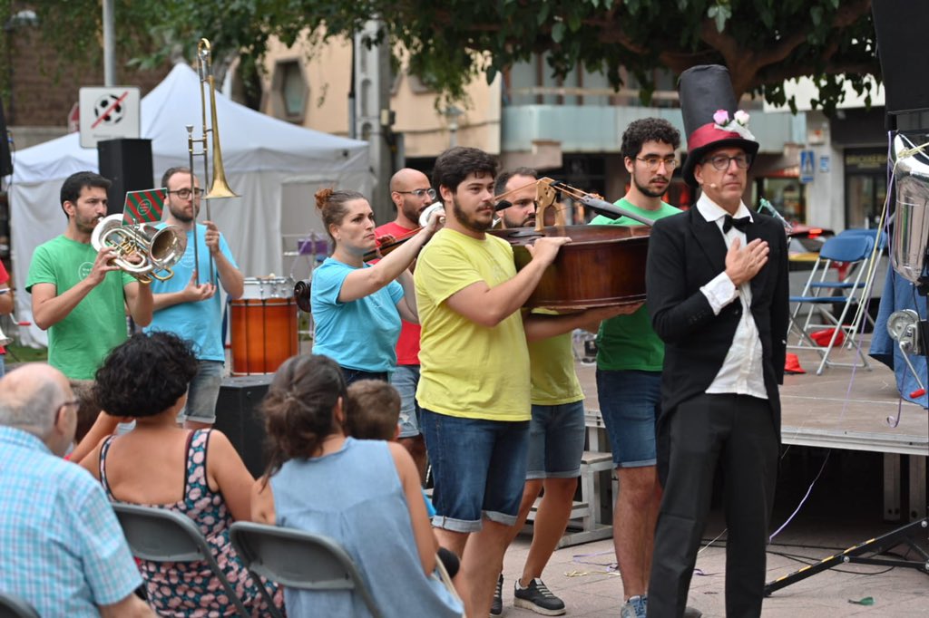 ambsodecobla's tweet photo. 🎶Els vilatutusins i les vilatutusines s’estan preparant per celebrar els #JJOO de la vila de Tututs, començant pels actes de benvinguda, seguint amb uns jocs ben originals i … #Sssht! què més passarà? Ho decobrim #AmbSoDeCobla amb la @CoblaBisbalJove a #Palamós! https://t.co/I4lgeRbj1n