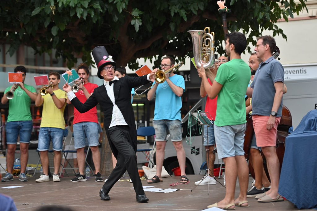 ambsodecobla's tweet photo. 🎶Els vilatutusins i les vilatutusines s’estan preparant per celebrar els #JJOO de la vila de Tututs, començant pels actes de benvinguda, seguint amb uns jocs ben originals i … #Sssht! què més passarà? Ho decobrim #AmbSoDeCobla amb la @CoblaBisbalJove a #Palamós! https://t.co/I4lgeRbj1n