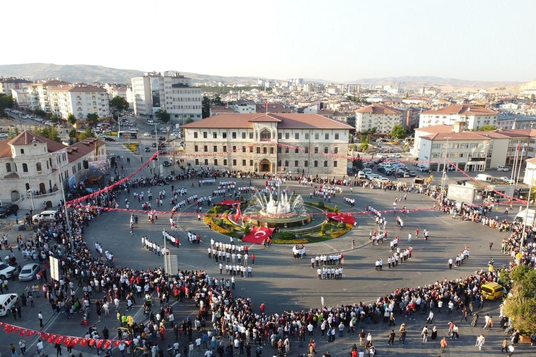 1058 kişilik Sivas halayı mı ? 😂😎

#DünyaSivaslılarGünü