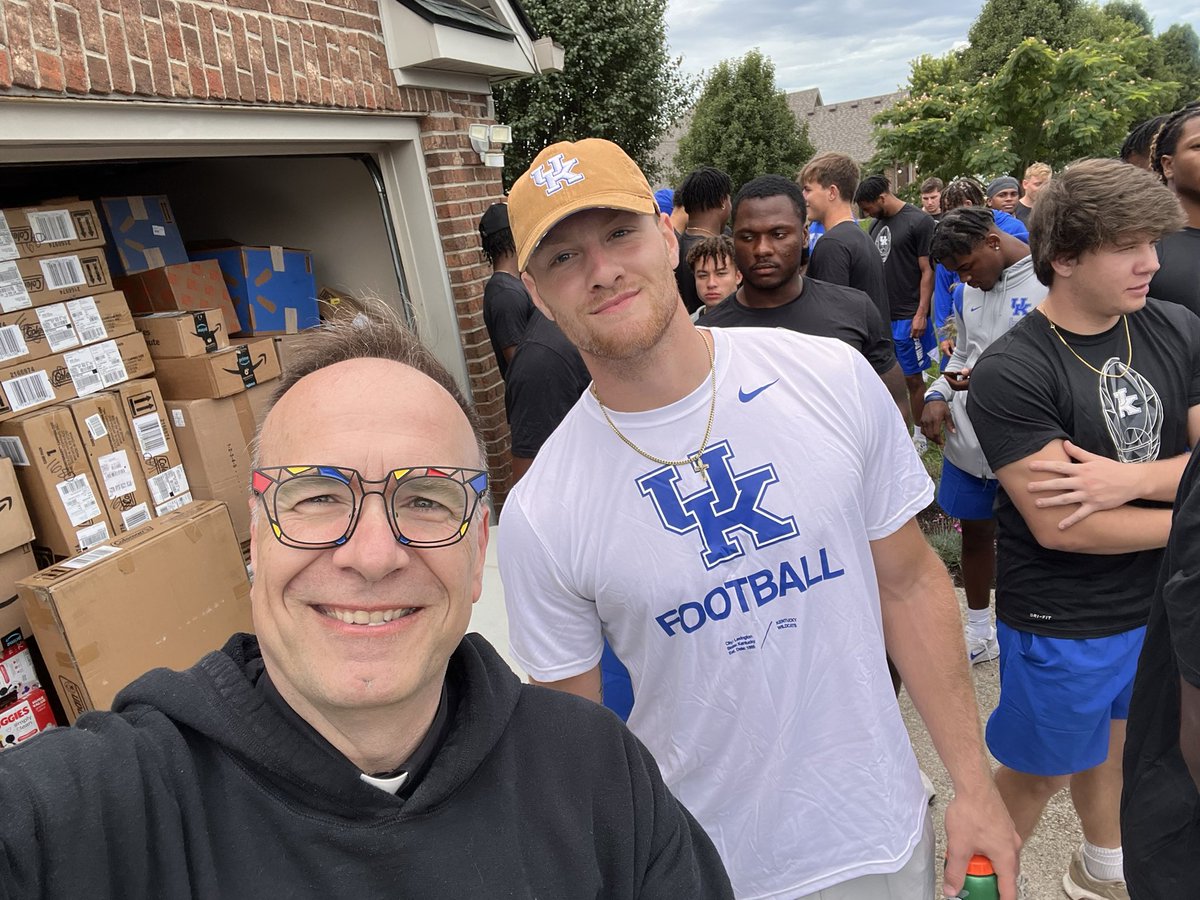 OMG — THE ENTIRE UK FOOTBALL TEAM IS ON THEIR WAY TO ASSIST ME UNLOAD AND PACK THESE 10,000 PACKAGES FROM THE FR JIM WISH LIST!!!!!!   OMG - TY JESUS #missionaryofmercy