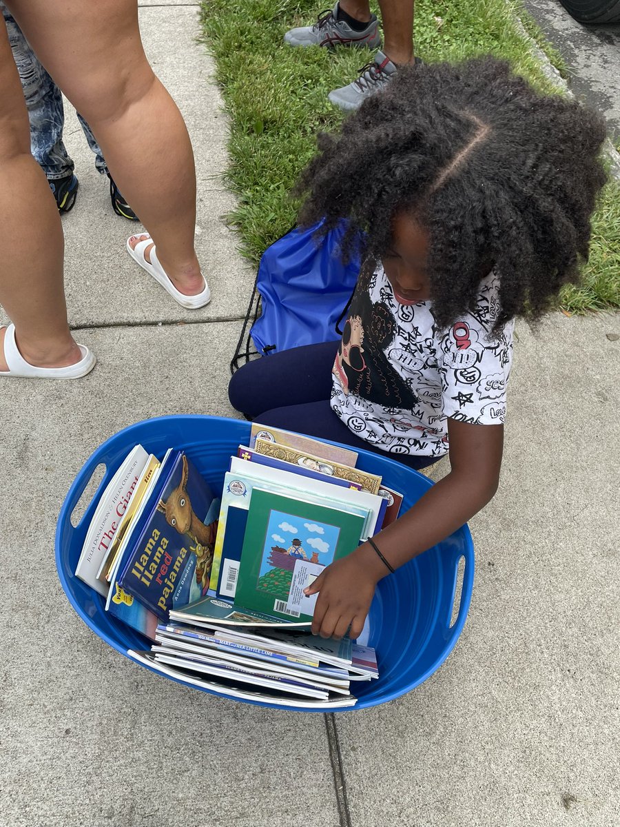 Stop 1 of the King Elementary Big Bus Tour. 💙💛

So energizing to meet our King family and community. <a href="/dporterJCPS/">Diane Porter</a> @AHosch_Educate <a href="/JCPSKY/">JCPS</a> #KingLions #TheKingWay