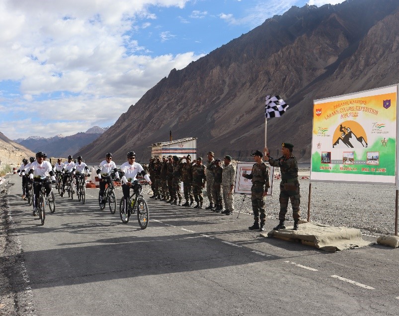 firefurycorps's tweet photo. A cycling expedition by #ParashuWarriors to pay homage to our bravehearts was flagged off from Galwan Memorial. It will cover 553 km in 10 days navigating through tough terrain of #Ladakh &amp; culminate at Hall of Fame, Leh on 15 Aug

#AzadiKaAmritMahotsav 
@adgpi 
@NorthernComd_IA https://t.co/sJAUpL1rQt