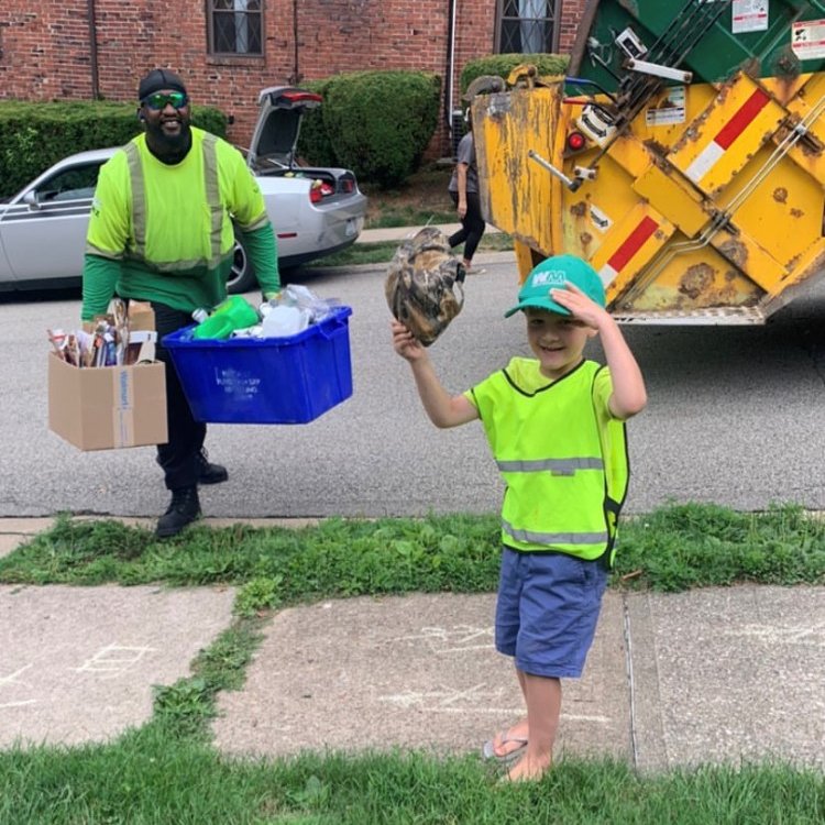 WasteManagement's tweet photo. Out with the old (hat) and in with the new! This little WM fan got a gift from one of our drivers; each week he looks forward to seeing our trucks drive by. #FanOfTheWeek 

Share your pics using #WMFanPhotos so we can check them out! https://t.co/SwWw0DlDRi