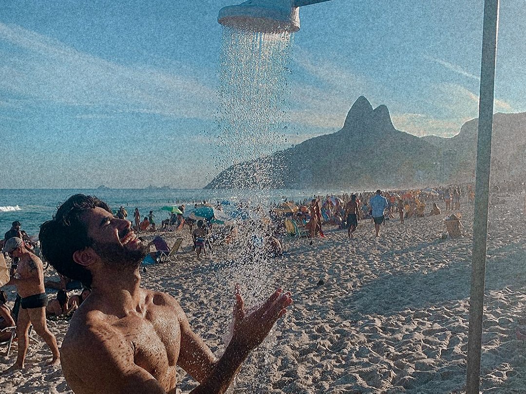 ᅟ
𝘴𝘶𝘮𝘮𝘦𝘳 𝘱𝘳𝘰𝘮𝘪𝘴𝘦𝘴.
ᅟ