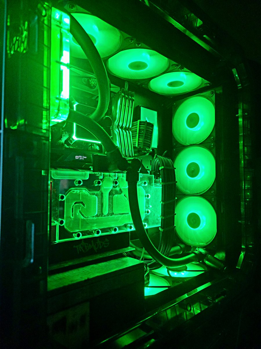 InWin's tweet image. We're unsure which visual of #Tpbmods's Project Vestige we like better. The #InWin AIRFORCE as rustic art or the ARGB lightshow? We like both! Which do you prefer?!