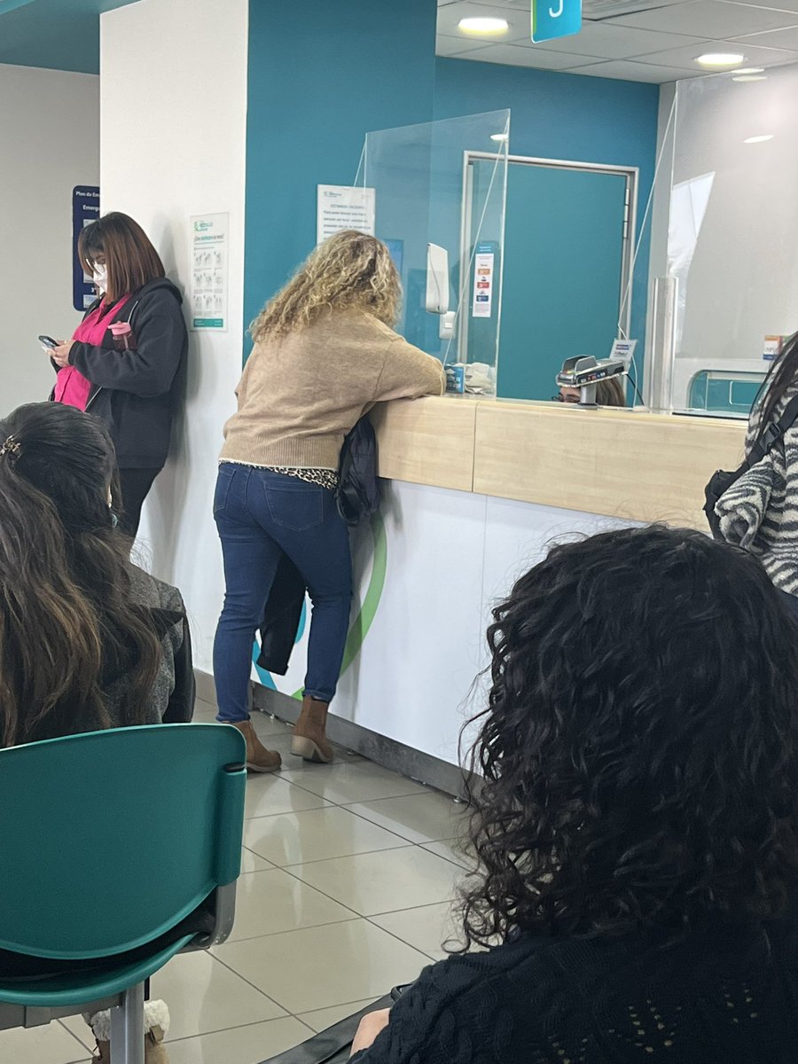 TamiiLu18's tweet photo. @RedSaludCChC Estimados, como es posible que exista un atraso de 40 minutos para comprar el bono, solo una persona atendiendo y la otra ejecutiva dando literalmente vueltas por el pasillo, en Clinica Redsalud Santiago. https://t.co/XJ092E9HFv