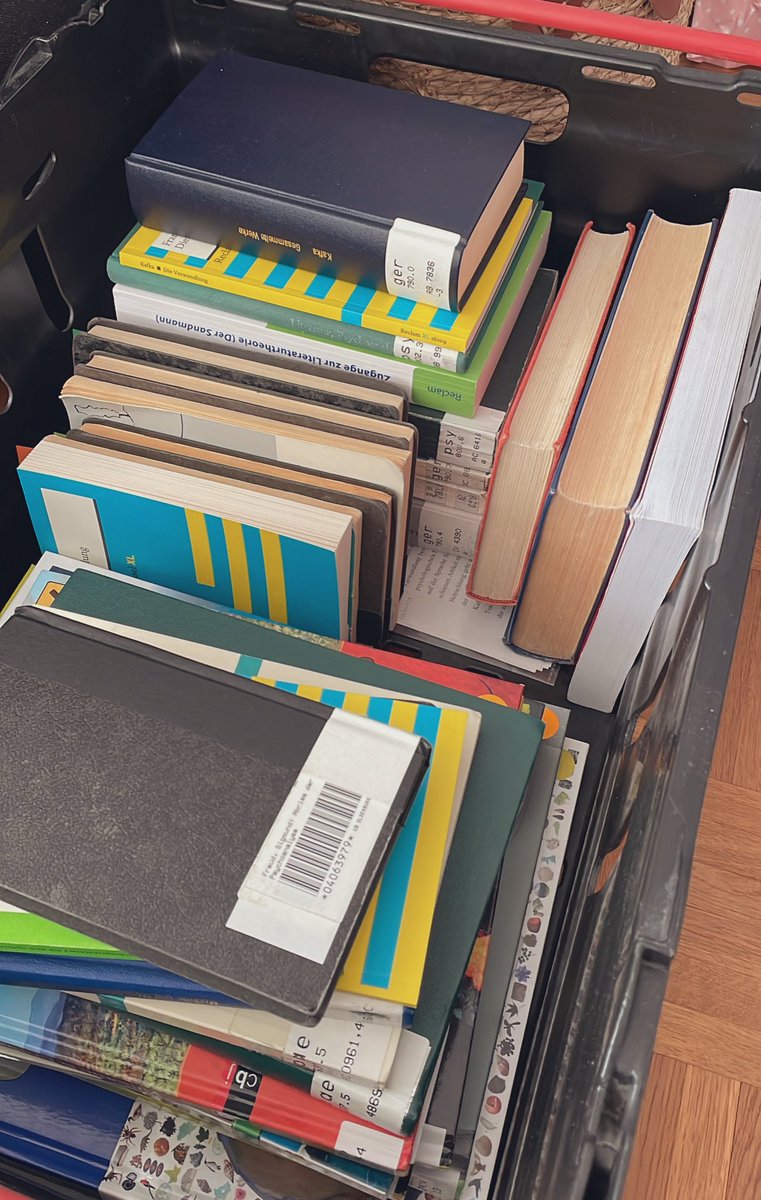 Eine Kiste voller Bücher 📚. Alles für die Haus- und Seminararbeiten in Germanistik und Sachunterricht. 💪🏼♥️ Und ja - ich freue mich tatsächlich drauf! 😁 #Reclam #Germanistik #Sachunterricht @ReclamVerlag