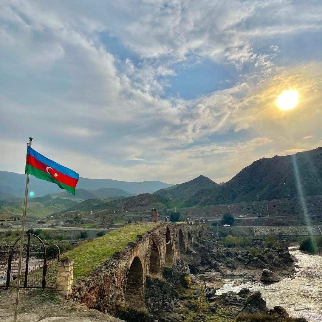 MuradovaGulpari's tweet photo. #youwillneverfall #Azerbaijan 🇦🇿 https://t.co/f4BmVj4fL4