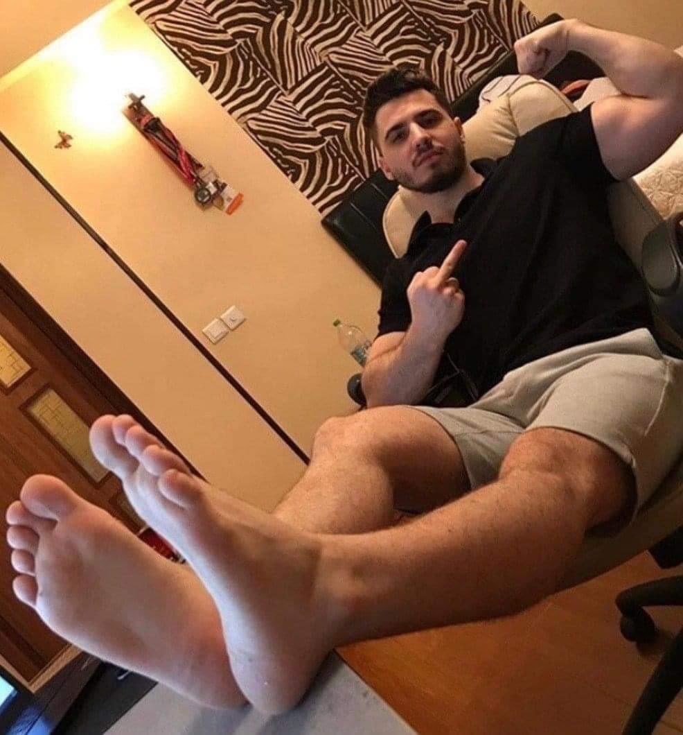 OFeetlad's tweet photo. Feet Friday!! Let’s see them feet lads https://t.co/b8gUGyfnNM