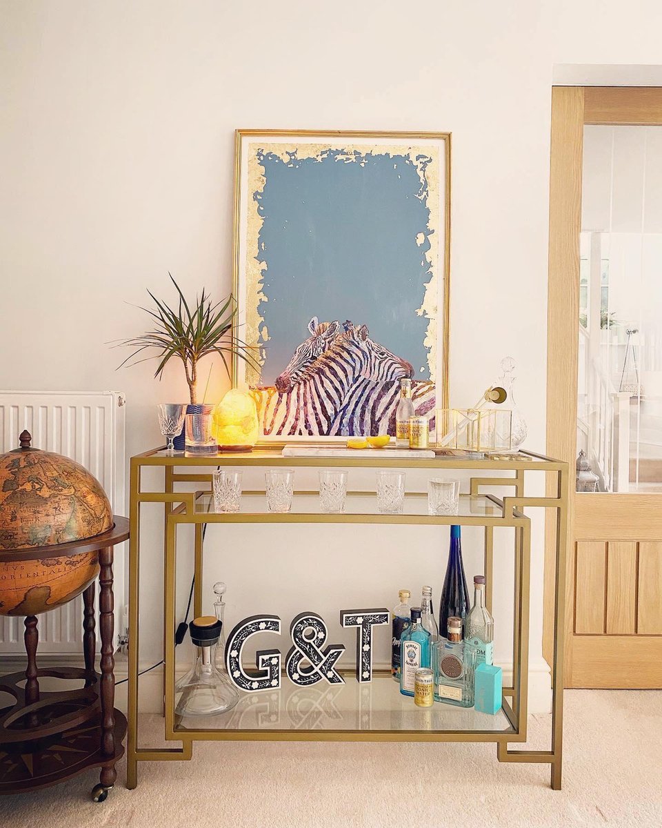 What a wonderful way to style our Architect Console Table @my_mews_muse G&amp;T anyone?
.
.
.
.
.
.
.
 #AMinteriors #designdiscovery #andrewmartin #interiors #interiordesign #interiorsinspo #homedecor #homedecorideas #luxuryinteriors #interiorstyle #interiordesignideas #interiorstyli