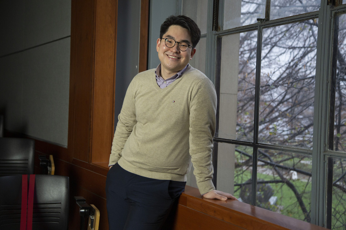 MITMechE's tweet photo. MechE alum Hyunwoo Yuk SM '18 PhD '22 has been named to MIT Technology Review's list of 35 Innovators Under 35. Yuk has developed bioadhesives that allow for near-instant repair of tissues and organs.
📸: Tony Pulsone https://t.co/WX8Ob6Qjjf