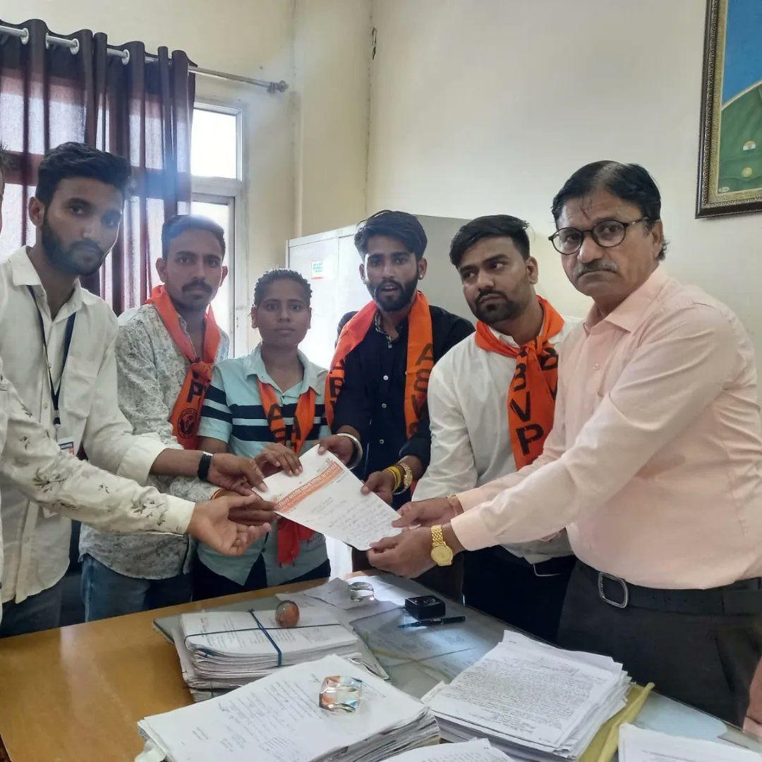 RAVIMEG67716732's tweet photo. छात्रसंघ की प्रक्रिया में शामिल होना सभी विधार्थियो का  अधिकार है , इस लिए चुनाव की तारीख की आगे बढ़ाया जाए।।#Rajasthan #Studentunionelection2022 #छात्रसंघ_चुनाव https://t.co/GjR6wh86Kl