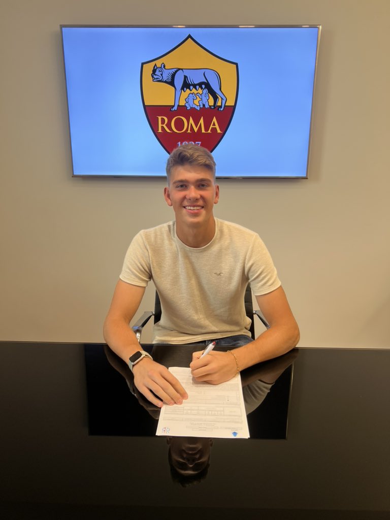 RenatoBellucciM's tweet photo. AS ROMA! É o início de um grande sonho para mim e para a minha familia. Gostaria de agradecer a todas as pessoas que me ajudaram e me ajudam nesse percurso, em especial a Sportmaxi.
É uma honra representar este grande clube. FORZA ROMA🐗❤️💛 https://t.co/9b3N1uso73