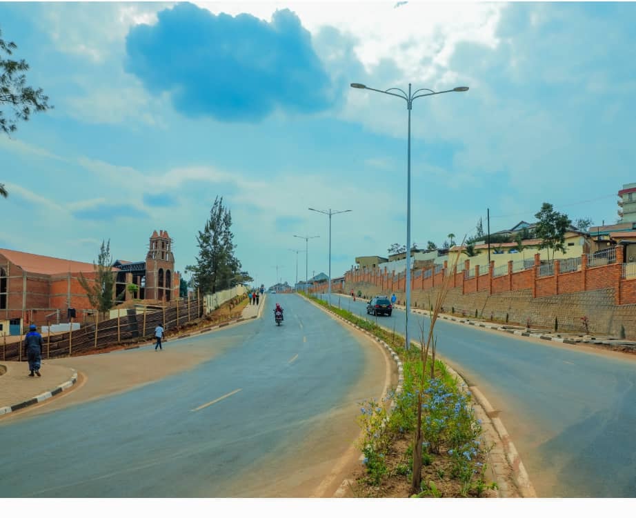 date_africa's tweet photo. 🇷🇼 Rwanda : The new road Us Embassy-Kimicanga, is part of Kigali Infrastructure Project phase one to build 215 kilometer road network and several bridges. Construction works are on the final stage.

#utdarwanda #utdainfo #utdaroad #utdakigali #utdabridge https://t.co/uSdhmujF0f