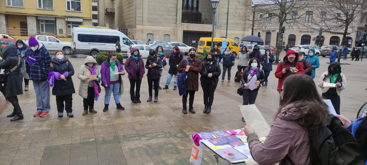 ObGeneroyMedios's tweet photo. Estamos en el gran pañuelazo feminista por el Apruebo en #Valdivia 💚Todas juntas por una nueva Constitución para Chile 💚
#Apruebo https://t.co/Fx6yliAqPp
