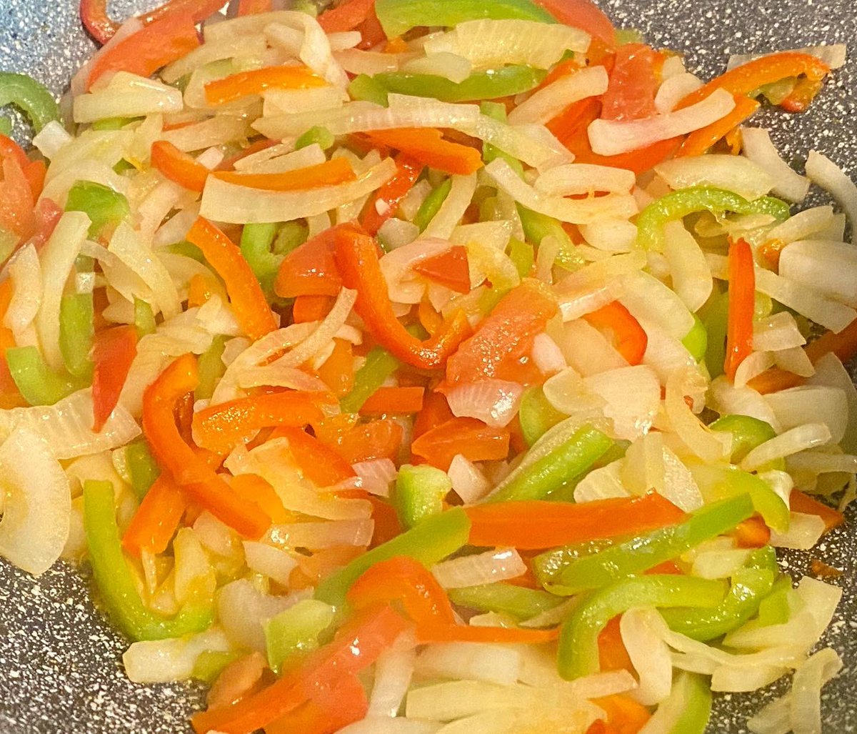 Addicted to this right now. Doner style kebab “meat” with mixed peppers, onions and sweet chilli sauce on flat bread 😋 #vegan #veganfood <a href="/eat_oumph/">eat_oumph</a>