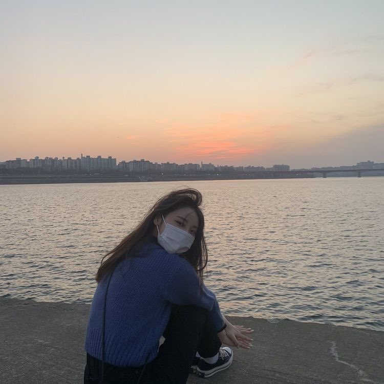 lubeabbl's tweet photo. [220805] ☃️
-Last night me and Lie went on a date ㅋㅋㅋ 
-Don’t be jealous Vulva!!!!!!!!!
[attachment 1]
-Pretty sunset pretty girl am I right?
-I am a good photographer right Vulva?
-[attachment 2] https://t.co/sN0b0azywV