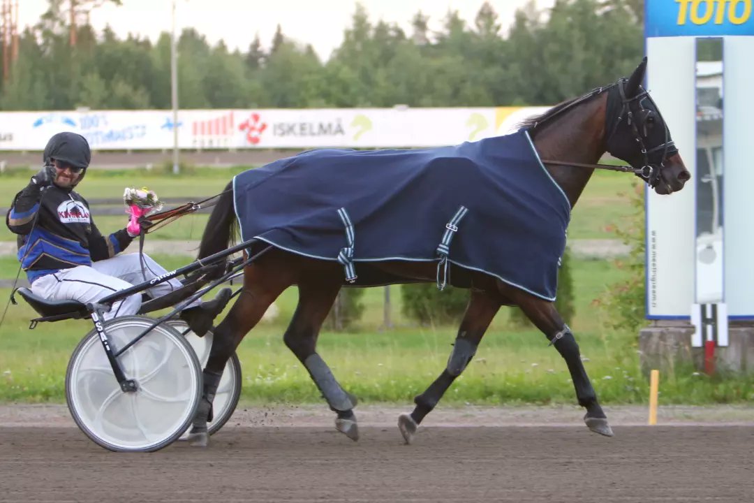 LappeenRavirata's tweet photo. Amatööriohjastajien SM-liigan osakilpailussa tutkittiin maalikameraa ennen kuin voittajaksi julistettiin Np Cash ja Jani Ripatti. Mari Sorvisto valmentaa ruunaa, jonka omistaa No Cash Team Espoosta. #ravit #lappeenravit #lappeenravirata #shkl https://t.co/sKHkYLb9PJ