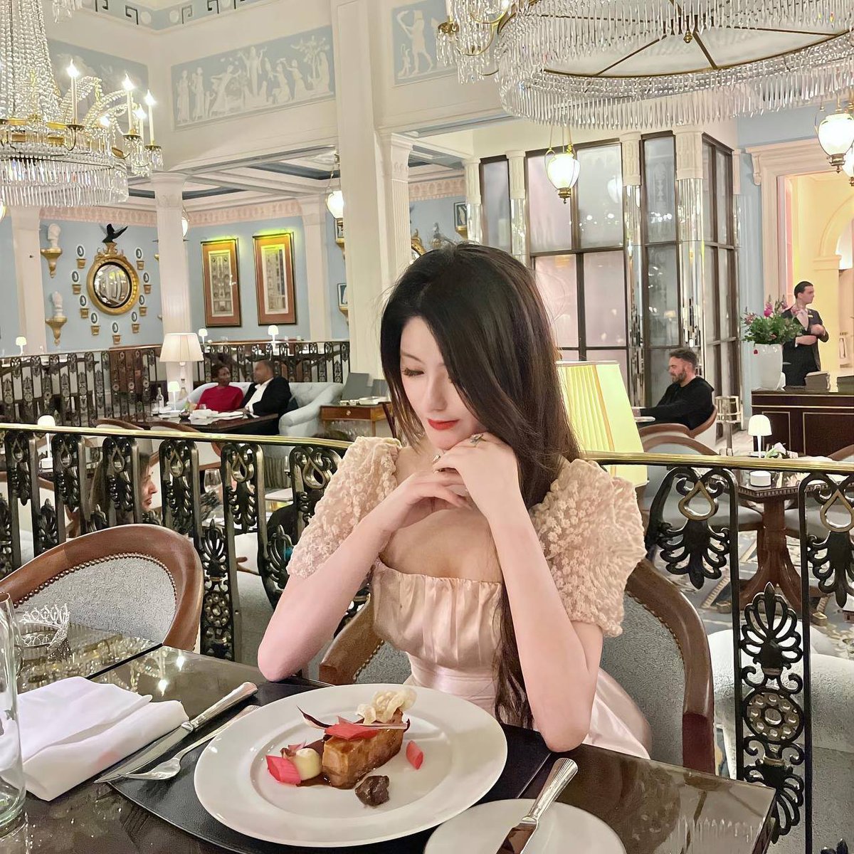 Dimplesmoe's tweet image. Enjoying a meal with my friends