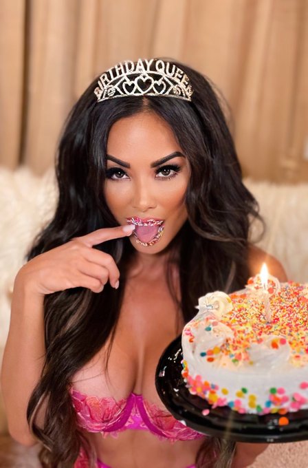 Got my cake and I&rsquo;m eating it too💕✨ More of this set on   https://t.co/kMIFYCopog  Come chat with me