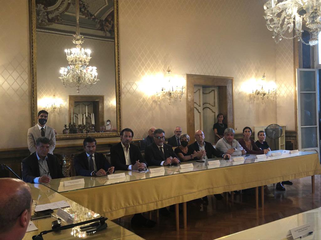 Prefettura di Roma (@prefettura_roma) on Twitter photo Con <a href="/nzingaretti/">Nicola Zingaretti</a> e <a href="/gualtierieurope/">Roberto Gualtieri</a> per l’impegno di <a href="/Roma/">Roma</a> contro gli incidenti sul #lavoro. Firmato in Prefettura il Protocollo sulla sicurezza nei cantieri edili, con l’obbiettivo di coniugare #ripresa economica ed incolumità dei lavoratori. Non c’è #sviluppo senza #sicurezza. Con <a href="/nzingaretti/">Nicola Zingaretti</a> e <a href="/gualtierieurope/">Roberto Gualtieri</a> per l’impegno di <a href="/Roma/">Roma</a> contro gli incidenti sul #lavoro. Firmato in Prefettura il Protocollo sulla sicurezza nei cantieri edili, con l’obbiettivo di coniugare #ripresa economica ed incolumità dei lavoratori. Non c’è #sviluppo senza #sicurezza.