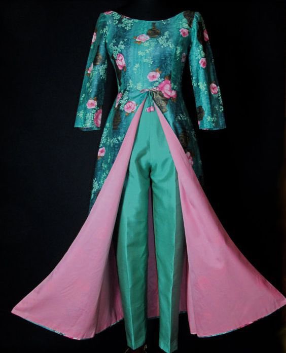 kateStrasdin's tweet photo. When going out feels like far too much effort, the #1950s hostess #pantset is just the ticket. All the glamour of a cocktail or two from the comfort of your own sofa. Welcoming the weekend with this beauty, collection unknown I’m afraid #fashionhistory https://t.co/vYH7YFfTMo