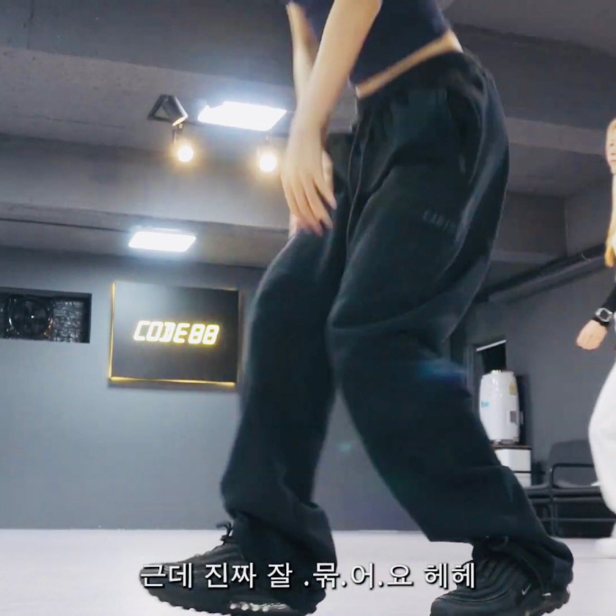 k_bbdd's tweet photo. 이제부터 뽀댕은 신발 끈 풀고 다닌다. ㅇㅣ상. https://t.co/nYQLC4GG7Y
