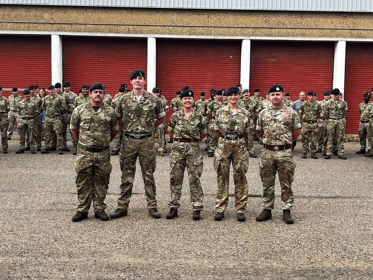 After a really busy term, the GSU gathered before some well earned leave. Four soldiers received a CO’s coin and a day off for their achievements. Thank you to everyone for their hard work 👏🏻 Enjoy the summer break all @Proud_Sappers @R_Signals @Official_REME @29eod
