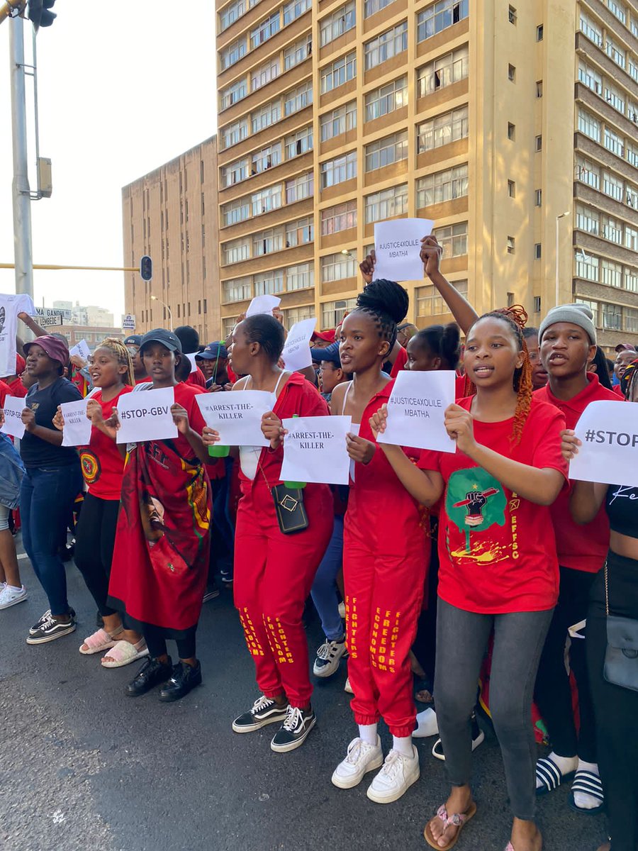 mut_src's tweet photo. ♦️in pictures ♦️

MUT female fighters leading a march to South Beach @SAPoliceService . Our sisters are not safe while Bongani Mlambo murderer of #XolileMbatha is not captured.
@EFFSCKZN @EFFSouthAfrica @EFFStudents https://t.co/3GpXYGjnMA