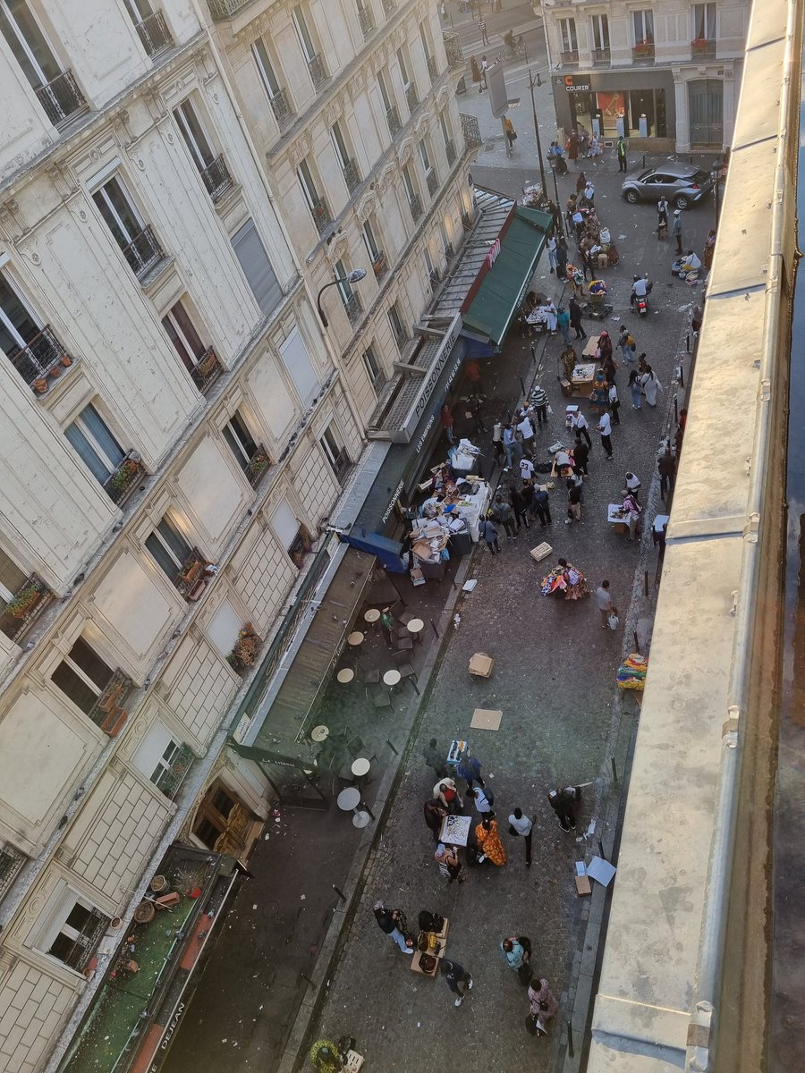 Matt_R83's tweet photo. @CaronAymericoff @EricLejoindre 
Messieurs, trouvez-vous normal de vivre là-dedans à Paris?
Un concours de tas d'immondices est-il prévu à Paris 2024?
Il serait temps de s'occuper des riverains s'il vous plaît https://t.co/0krhYVVP8h