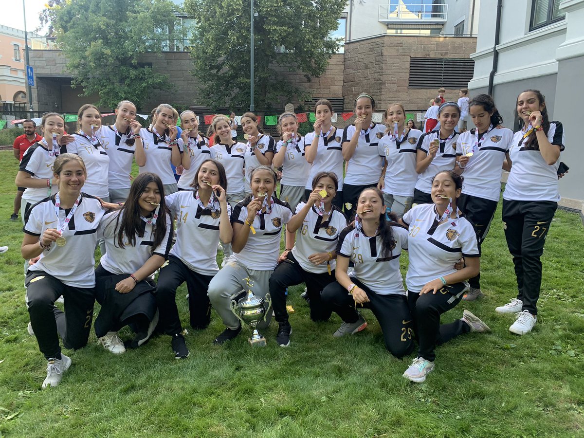EmbaMexNoruega's tweet photo. #México 🇲🇽 campeón 🏆 en la @NorwayCupOslo, el torneo juvenil de fútbol ⚽️ más grande del mundo 🌍. Aquí las integrantes el equipo premiado “Femelite”, del @Edomex categoría femenil, 17 años. ¡Muchas felicidades, campeonas! 👏🏼 👊🏼 #OrgulloMexicano 🇲🇽 https://t.co/JxaqdLNZ5m