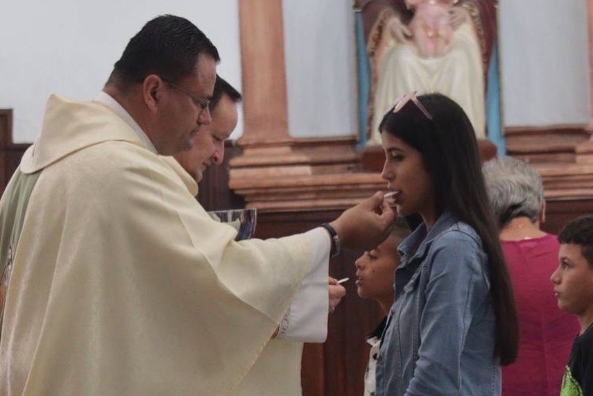 Hoy en compañía de mi esposa <a href="/KaremDeBernal/">Karem Durán de Bernal</a> y parte mi equipo de la Gobernación del estado #Táchira estuvimos presentes en la Sagrada Eucaristía de los 446 Aniversario de la Ciudad de #LaGrita, celebrada en la Basílica El Espíritu Santo. 1/2