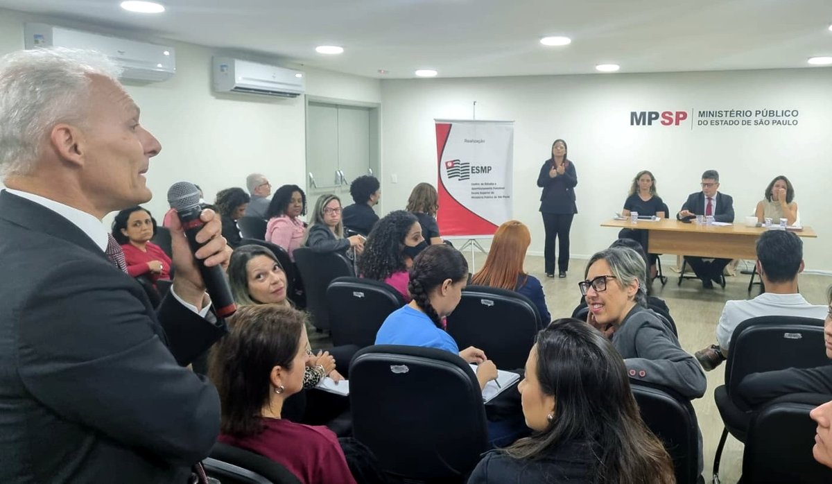 esmpsp's tweet image. Com o objetivo de debater sobre o direito à educação inclusiva para as pessoas com transtorno do espectro do autismo, aconteceu nesta sexta-feira (5/8), o seminário Autismo e educação inclusiva, na cidade de Taubaté. 👧🏻🧒🏽👦🏻👩🏿

🔎 Saiba mais: bit.ly/3zsS94Q

#TEA #Austimo